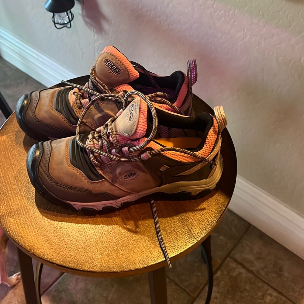 Keen, hiking shoe size 6 brand new